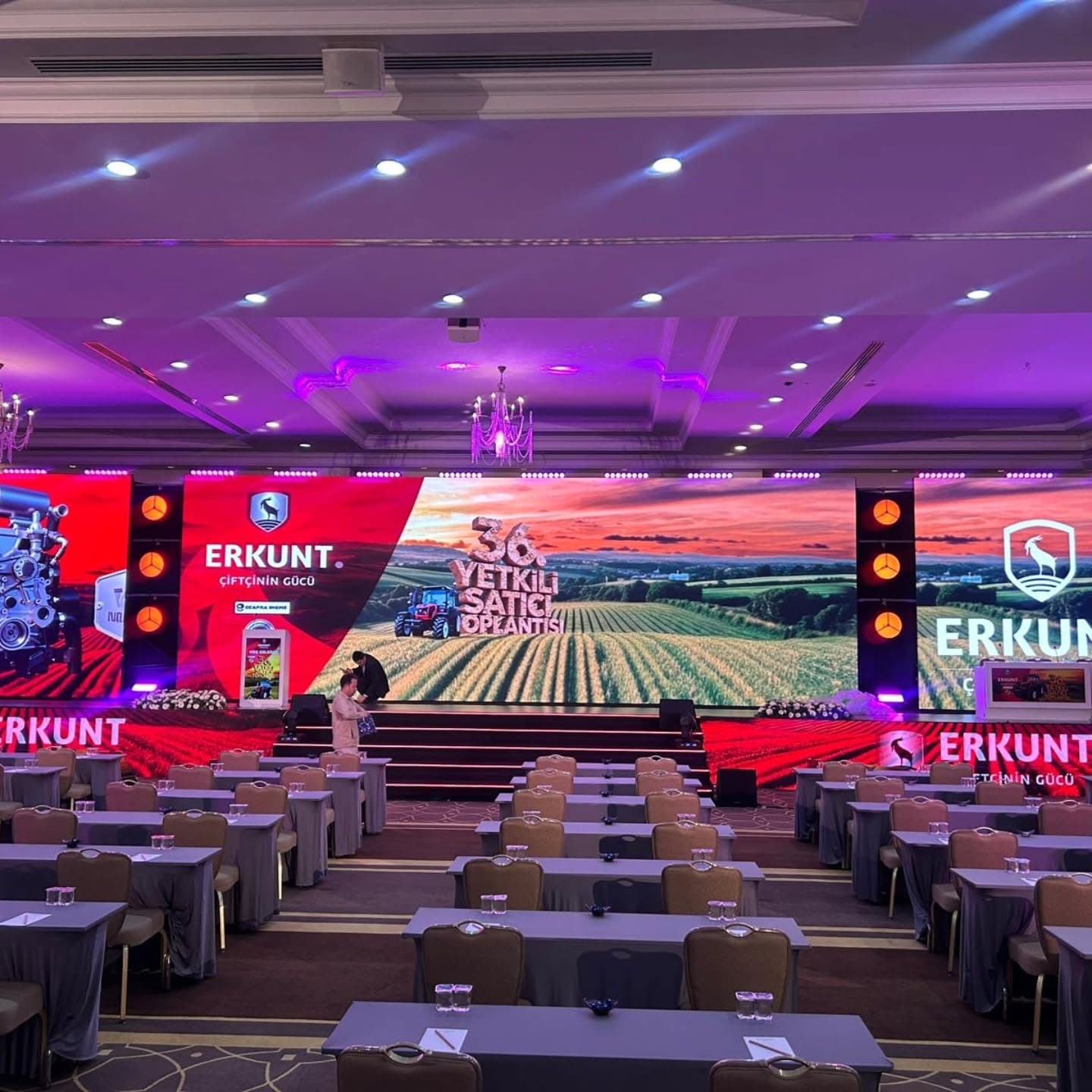 Miting Sahnesi Kiralama: Ses Sistemi ve LED Ekran Rehberi