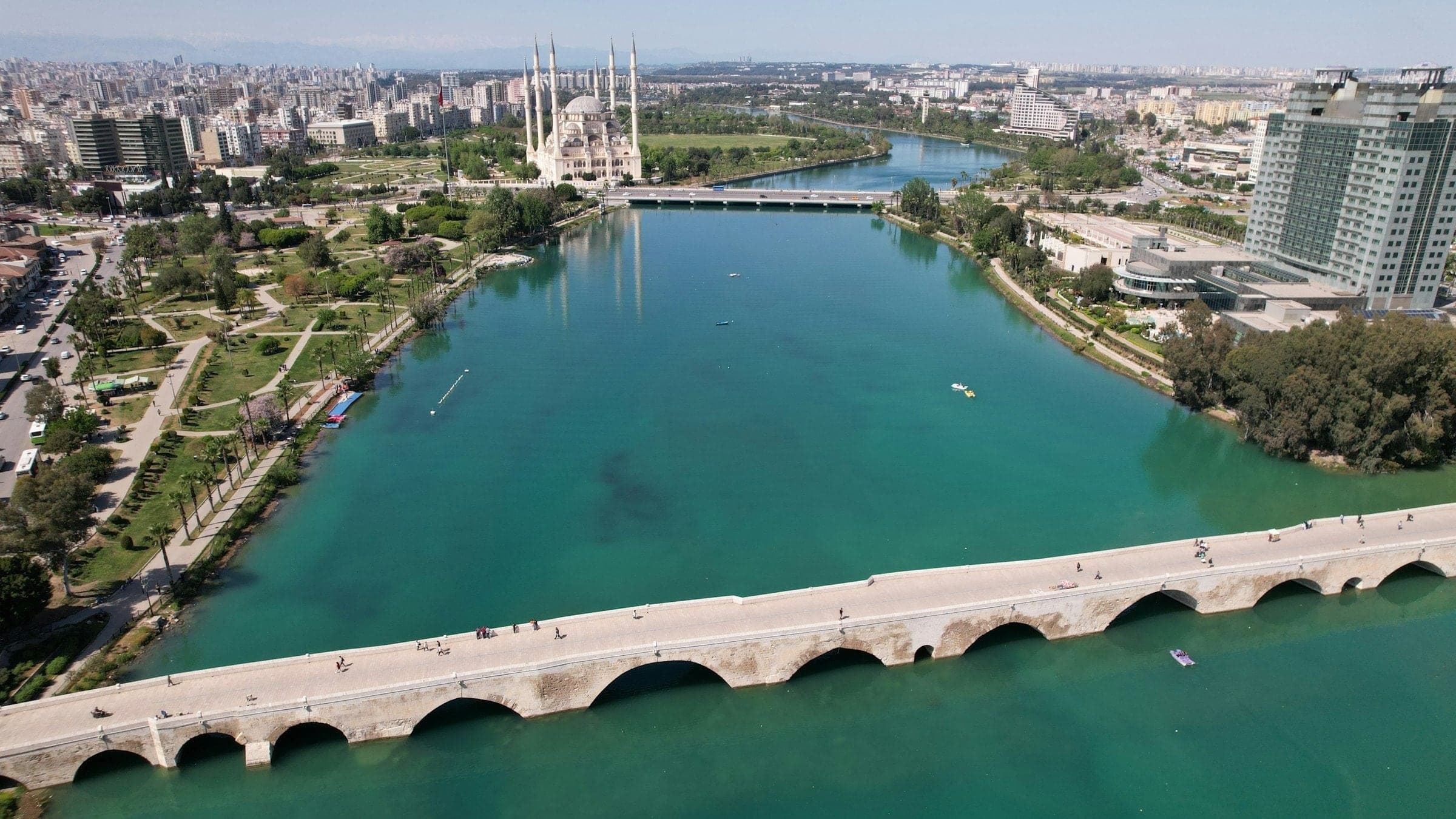 Adana Sahne Kiralama: Sıcakta Sahne, Ses ve LED Ekran Planı