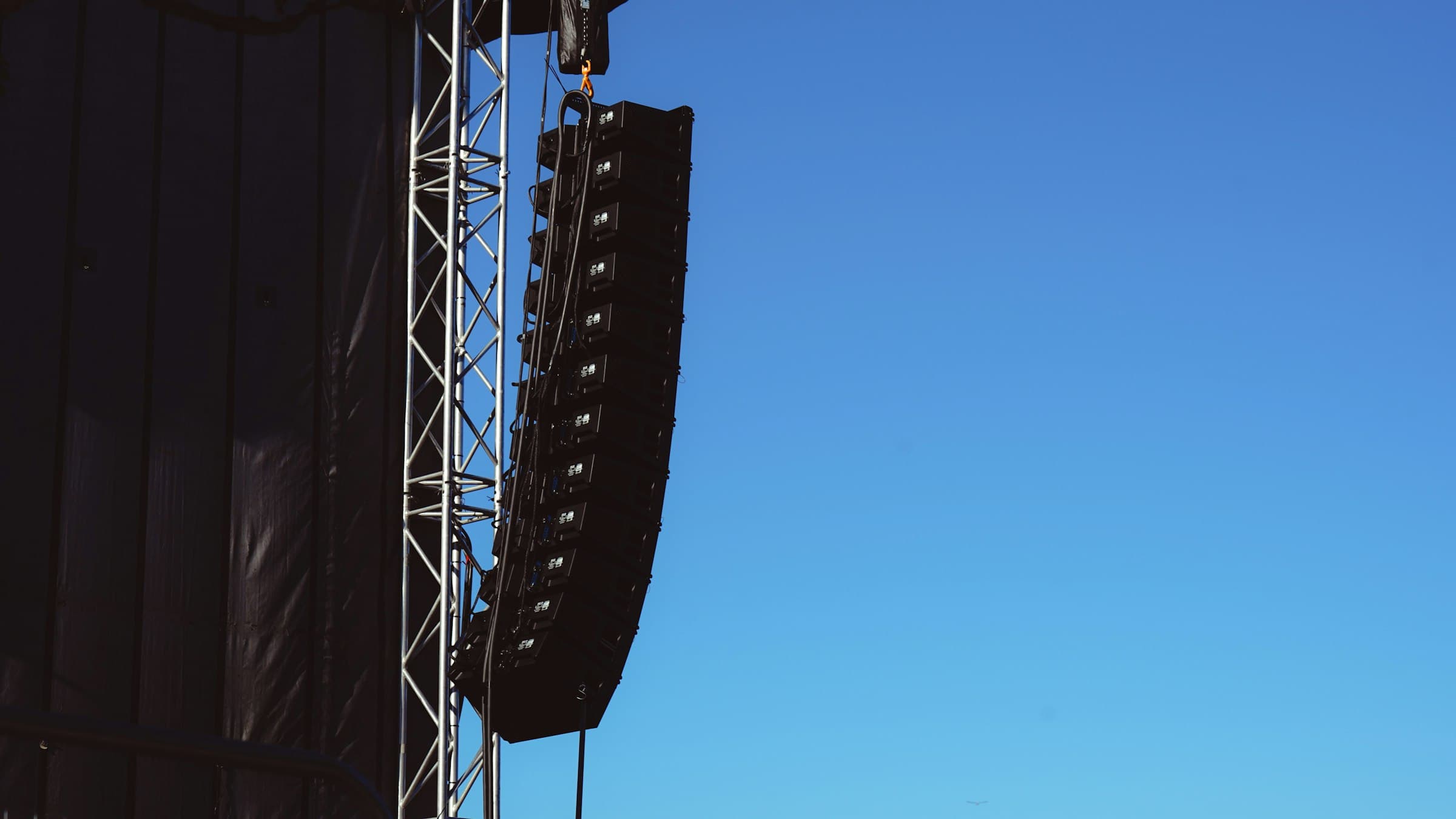 Line Array Nedir? Line Array Ses Sistemi Nasıl Çalışır?